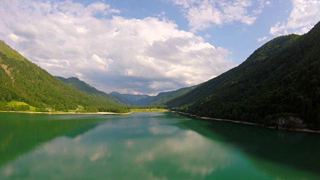 奥地利内陆湖上空的微型比赛无人机视频素材