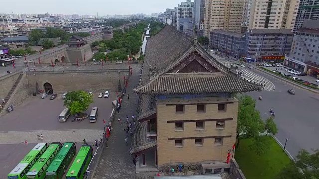 中国陕西西安城墙东门鸟瞰图视频素材