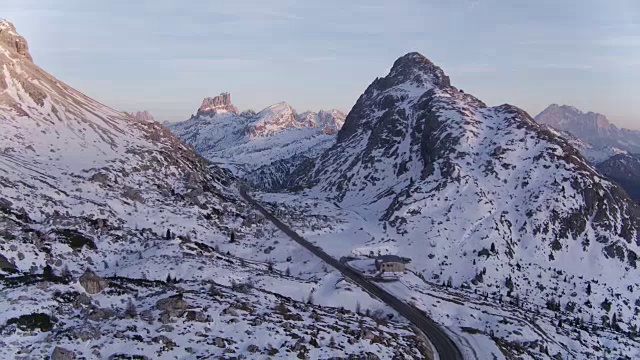 冬季，意大利Dolomites山口上空的日落无人机视图视频素材