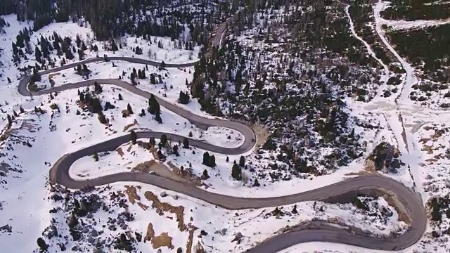 意大利Dolomites冬季蜿蜒公路的无人机瞰图视频素材