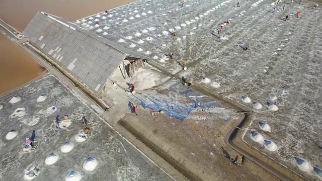 泰国沿海省份盐田的鸟瞰图视频素材