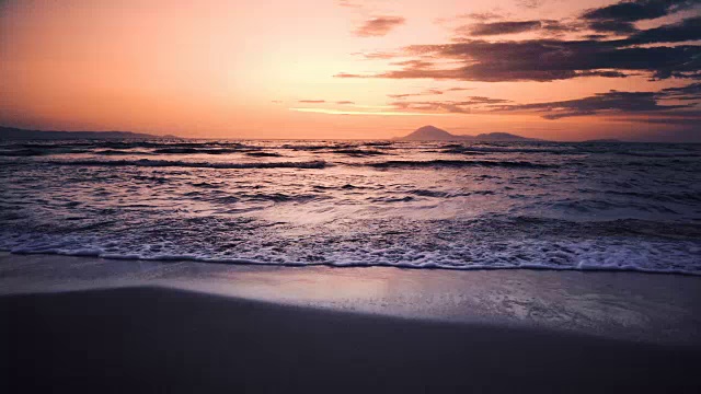 平静的大海在日落慢镜头视频素材