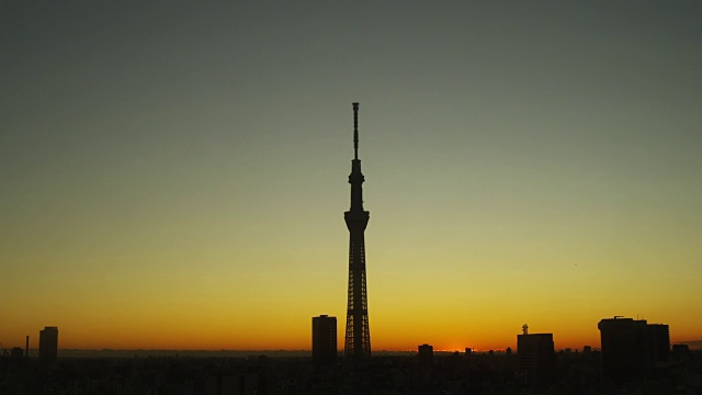 日出和东京天空树塔在东京，日本视频素材