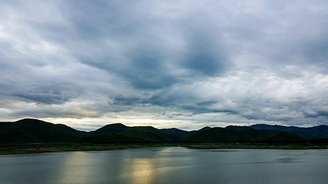 泰国清迈省降雨前的T/L暴雨云视频素材