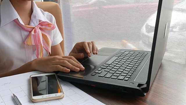在咖啡店里用电脑工作的女人视频素材