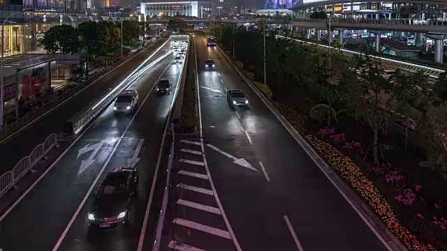 中国上海晚上陆家嘴交通的高角度视图视频素材