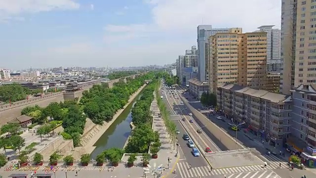 东门城墙及城市景观鸟瞰图/中国陕西西安视频素材