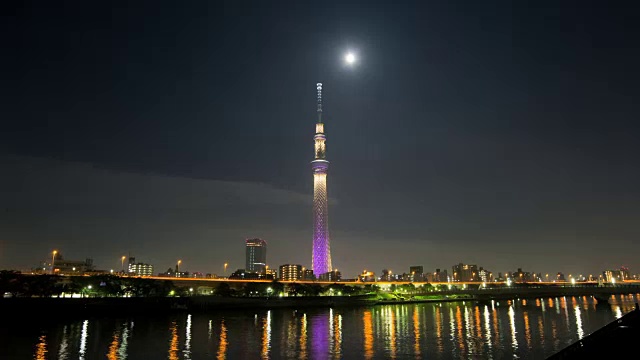 照亮东京天树塔和住田河在东京，日本视频素材