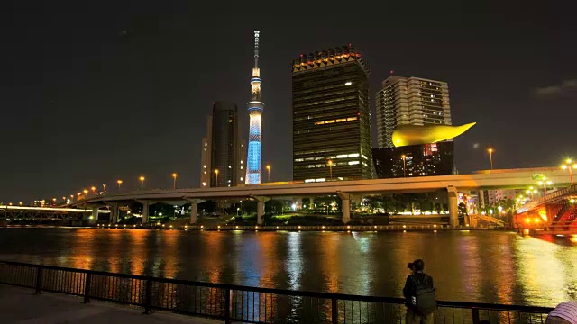 照亮东京天树塔和住田河在东京，日本视频素材