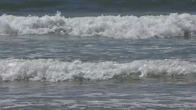 海浪拍打着海滩视频下载