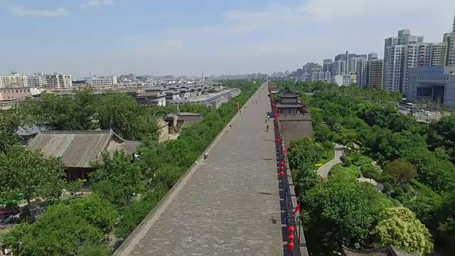 东门城墙及城市景观鸟瞰图/中国陕西西安视频素材