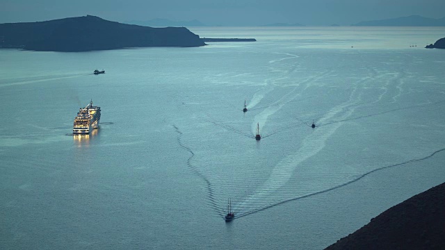 平静海面上的游船和游轮视频素材