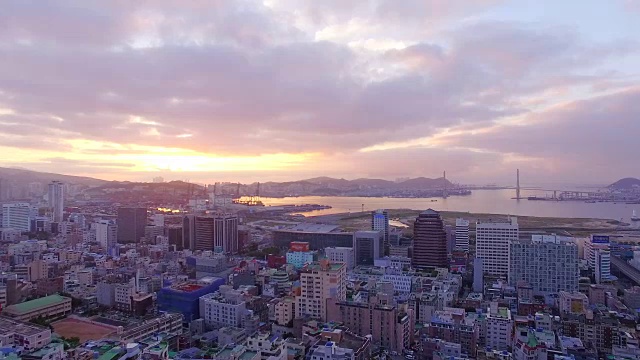 鸟瞰日出时的釜山港和釜山市视频素材