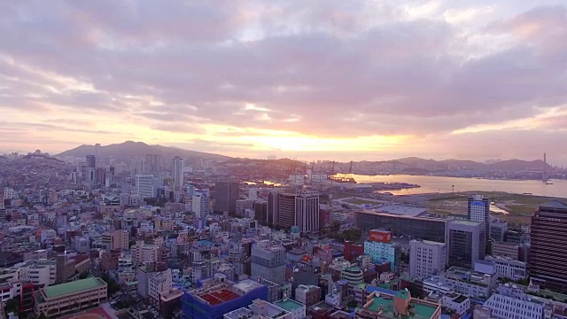 鸟瞰日出时的釜山港和釜山市视频素材