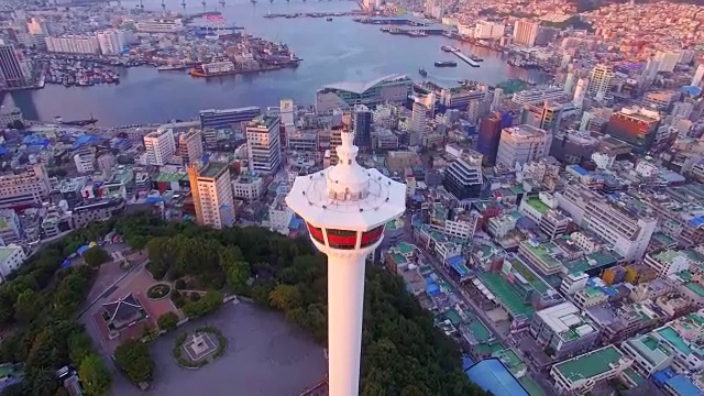 龙独山公园(著名旅游景点)和釜山市日出鸟瞰图视频素材