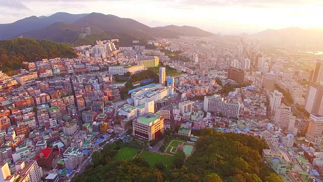 日出时的釜山鸟瞰图视频素材