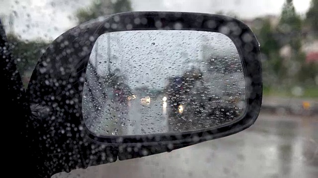 泰国雨季的雨点落在汽车镜子上视频素材