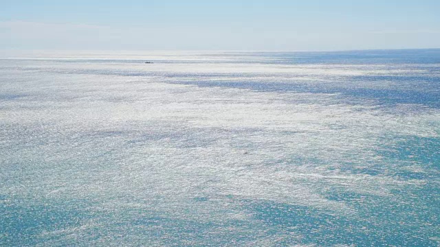 空中视频:晨曦中的蓝色海面视频素材