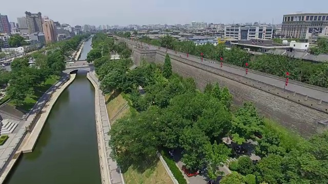 护城河和城墙鸟瞰图/西安，陕西，中国视频素材