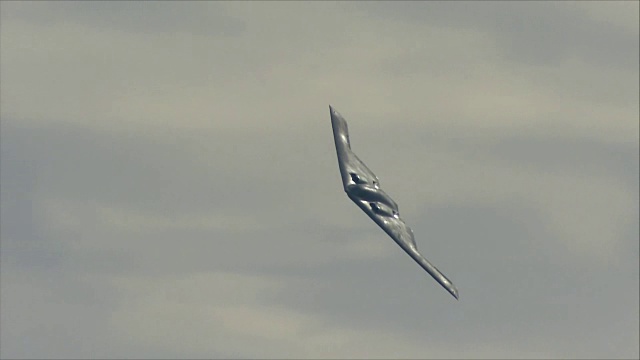 B-2轰炸机在空中飞行视频素材