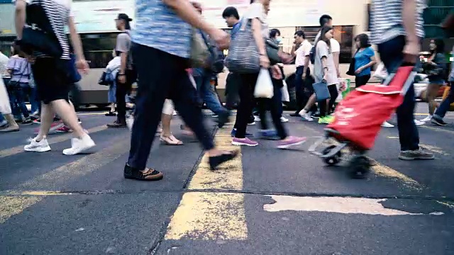 人们在中国香港争先恐后视频下载