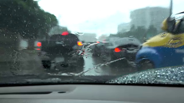 泰国雨季的雨点落在汽车镜子上视频素材