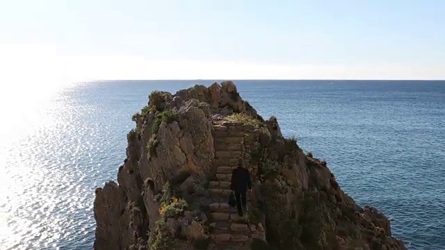 商人在海面上登上石阶视频素材