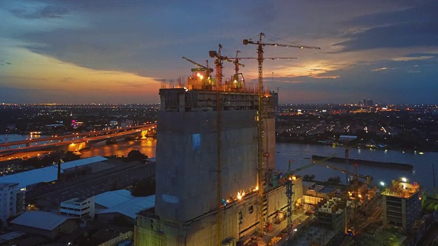 航空日落视图拍摄的建筑工地，超失效视频下载