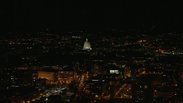 空中飞过华盛顿特区，美国国会大厦全景，夜晚视频素材