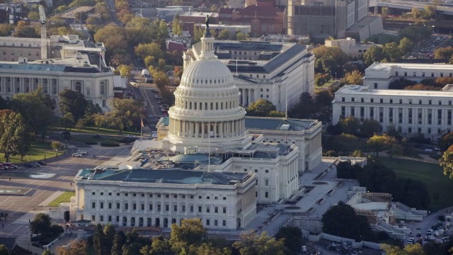 空中飞行在美国国会大厦周围，下午华盛顿特区视频素材