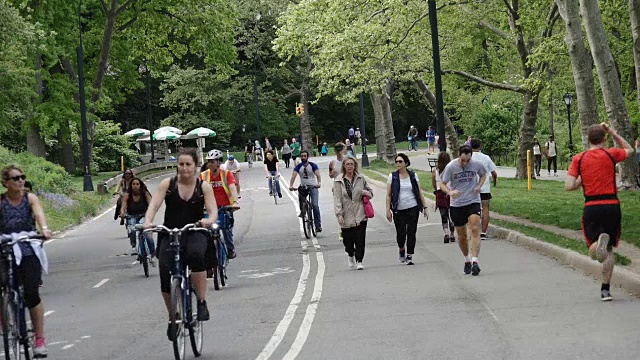 纽约曼哈顿中央公园的慢跑者和骑自行车者视频素材