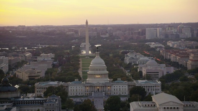 空中飞过华盛顿特区，美国国会大厦全景，日落美国视频素材