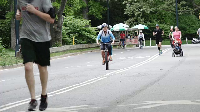 纽约曼哈顿中央公园的慢跑者和骑自行车者视频素材