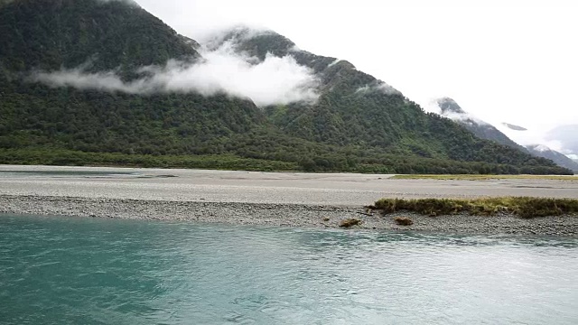 雨后，一对徒步夫妇沿着山河岸走视频素材