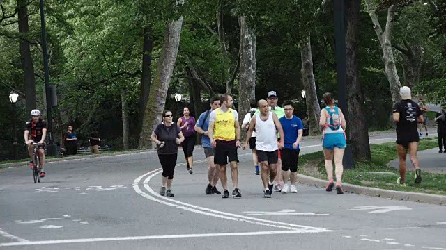 纽约曼哈顿中央公园的慢跑者和骑自行车者视频素材