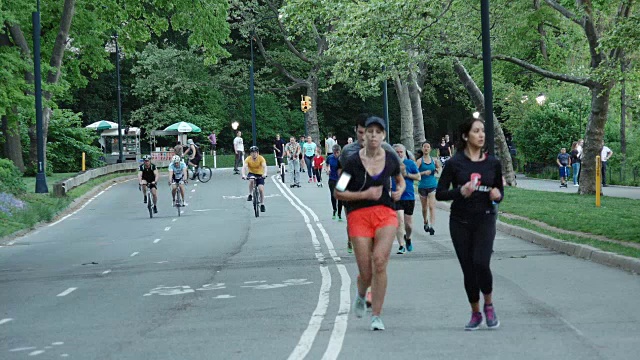 纽约曼哈顿中央公园的慢跑者和骑自行车者视频素材