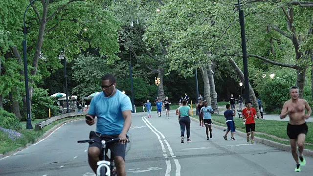 纽约曼哈顿中央公园的慢跑者和骑自行车者视频素材