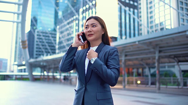 女商人在城市里使用电话视频素材