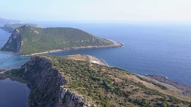 在日落的时候飞过高山和大海视频素材