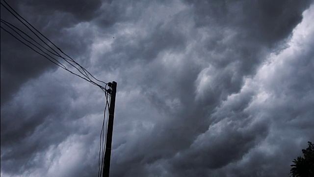 云在下雨前移动视频素材