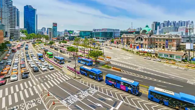 时间流逝:韩国首尔首尔站的交通状况。视频下载