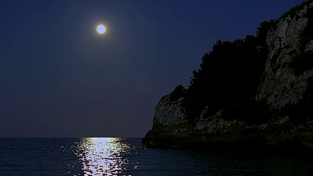 西班牙马略卡岛巴利阿里岛夜晚地中海的浪漫满月视频素材