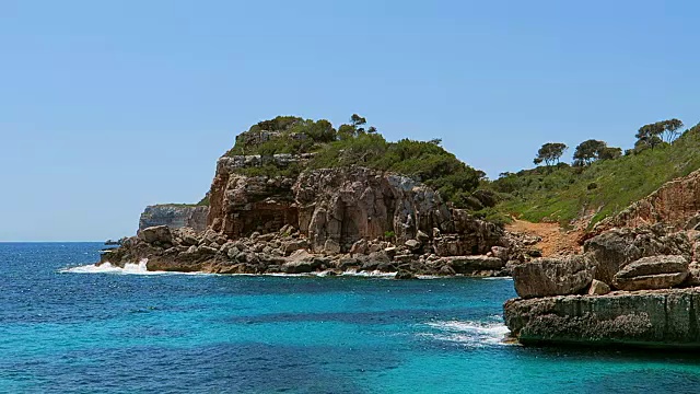 西班牙马略卡岛巴利阿里岛东海岸Cala s 'Almunia的岩石海岸线视频素材