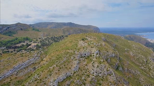 鸟瞰图的岩石海岸线和海岸平原附近的埃尔米塔德贝特伦在巴利阿里群岛北部海岸的马略卡/西班牙视频素材