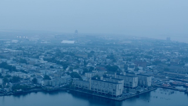 空中的莫里斯j托宾桥在神秘河和波士顿城市天际线摩天大楼和高层办公或公寓大楼。多云。视频素材