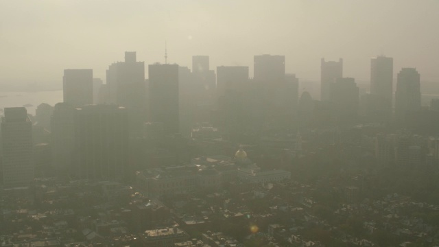 空中的摩天大楼和高层办公室或公寓在波士顿城市的天际线。雾蒙蒙的或多云。视频素材