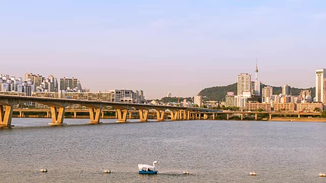 时光流逝的汉城和汉城塔从白天到晚上都有一座桥横跨汉江，韩国视频素材