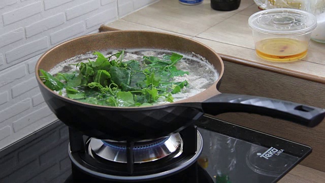 煮蔬菜和猪肉粉视频素材