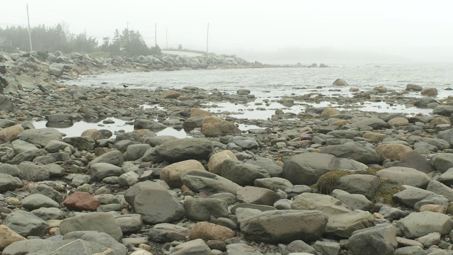 从岸边的岩石到湖泊或海洋。岩石海岸。视频素材