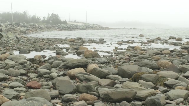 从岸边的岩石到湖泊或海洋。岩石海岸。视频素材